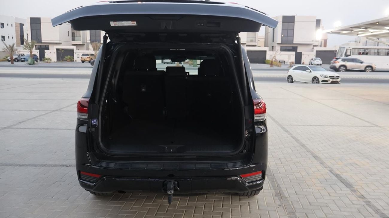 Toyota Land Cruiser BLACK EDITION Well Maintained . Original Mileage. Still under Service Contract  to 125000 KMs. Al Futtaim Warranty
