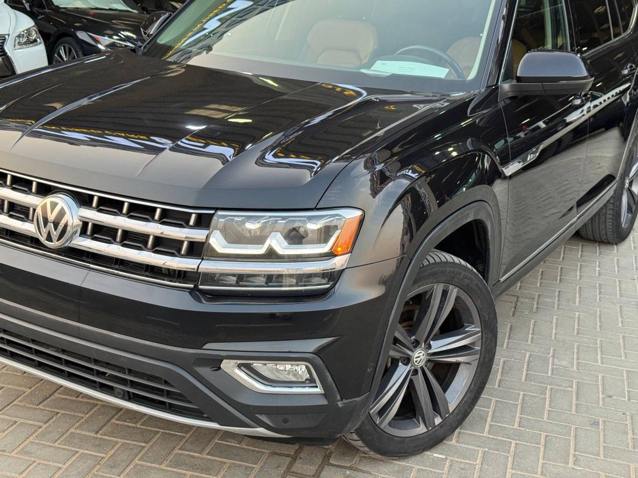 فولكس واجن اطلس R-LINE / 4MOTION / V6 3.6L / فتحة سقف بانورامية / بحالة ممتازة / رادار