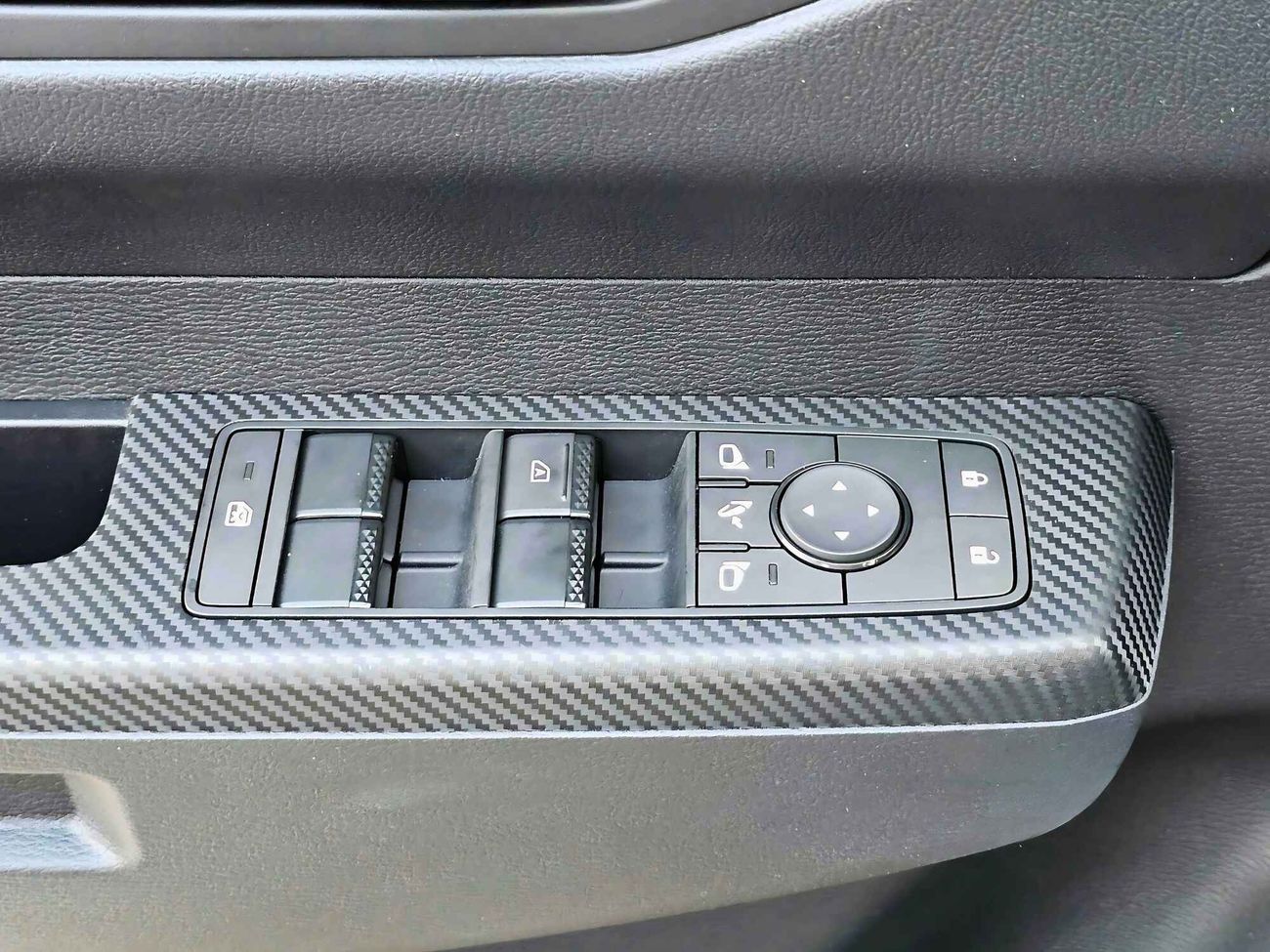 Mitsubishi L200 GLX Triton/ 2.4L Petrol / M/T, Double Cabin / 2024MY, Different Colors Available QUANTITY.