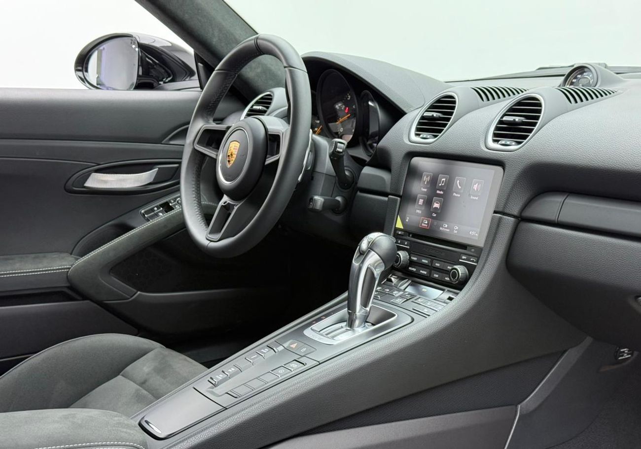 بورش كايمان 718 GT4 4.0L (414 HP) A/T 2023 Porsche 718 GT4 ,AL Nabooda Warranty ,Excellent Condition ,Korean