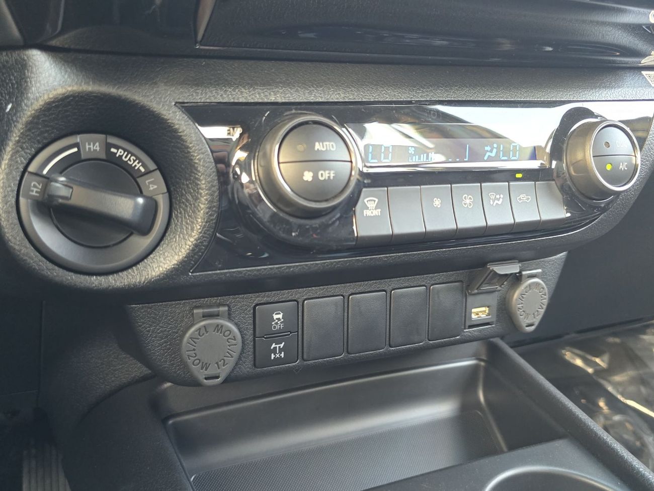 تويوتا هيلوكس 2025 Toyota Hilux 4.0L AT Adventure Full option