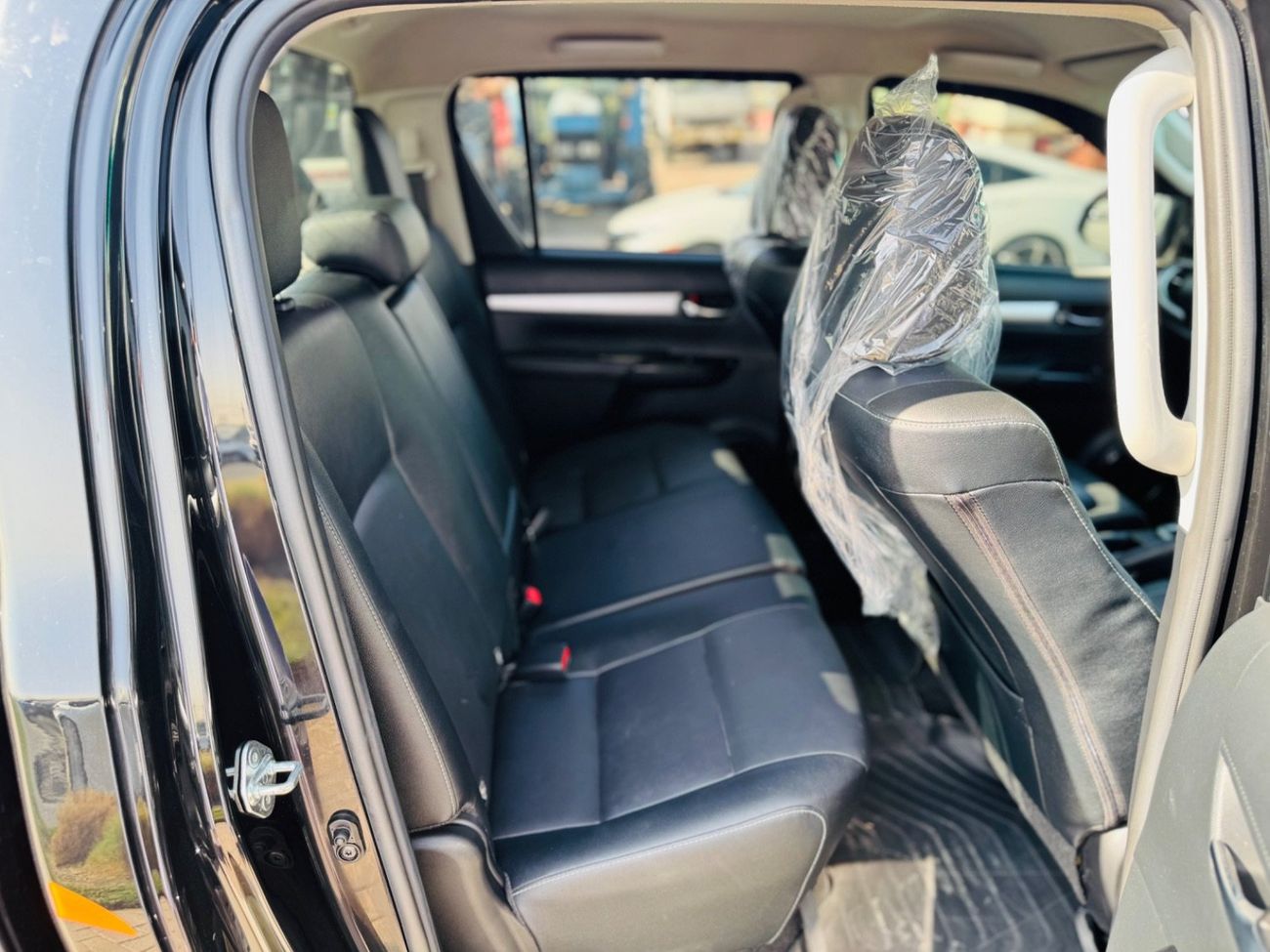 تويوتا هيلوكس Toyota HILUX Full option top of the range with some new options which  HILUX doesn’t have it