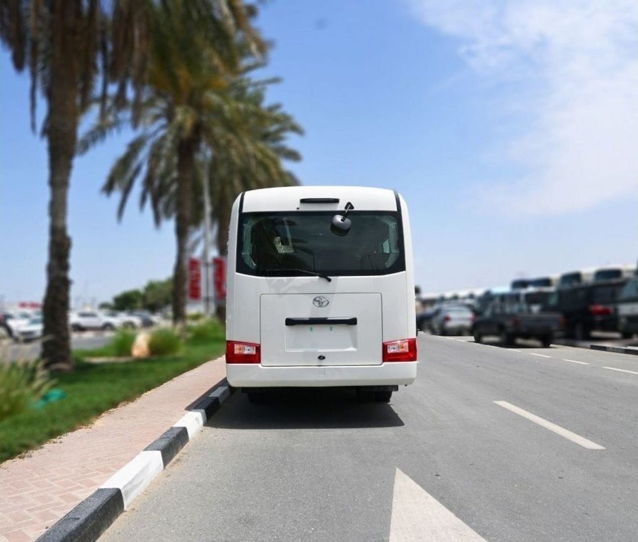 تويوتا كوستر موديل 2023 ديزل 4.2 لتر 22 مقعدا ثلاجة دليل النقل أبيض بالخارج أسود من الداخل