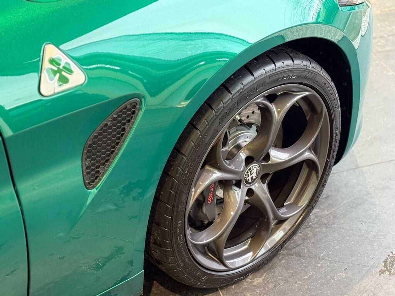 ألفا روميو جوليا 2.9 V6 Bi-Turbo Quadrifoglio Auto Euro 6 (s/s) 4dr (EXPORT ONLY) Right hand drive