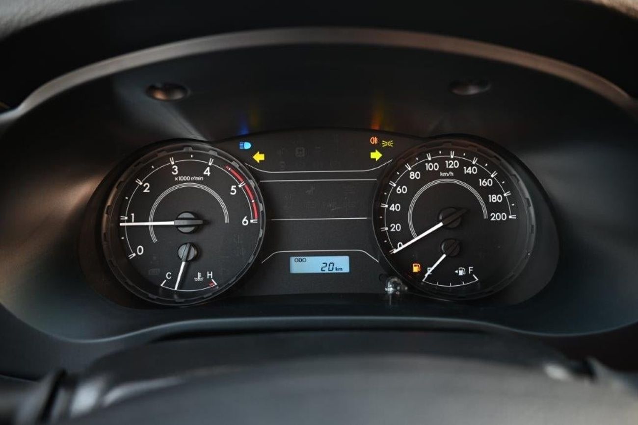 تويوتا هيلوكس كابينة مزدوجة 2.4 لتر ديزل بناقل حركة مانويل الأساسي