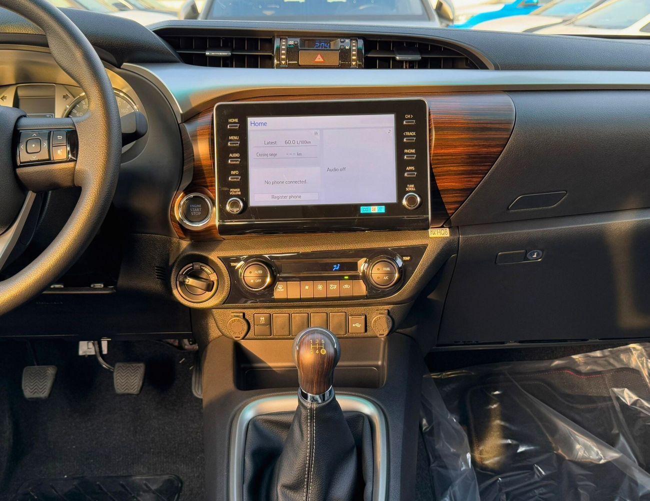 تويوتا هيلوكس SR5 / 2.7L V4 / M/T /  DVD + CAM / 4X4 / WOOD TRIM / FULL OPTION (CODE # 69026)