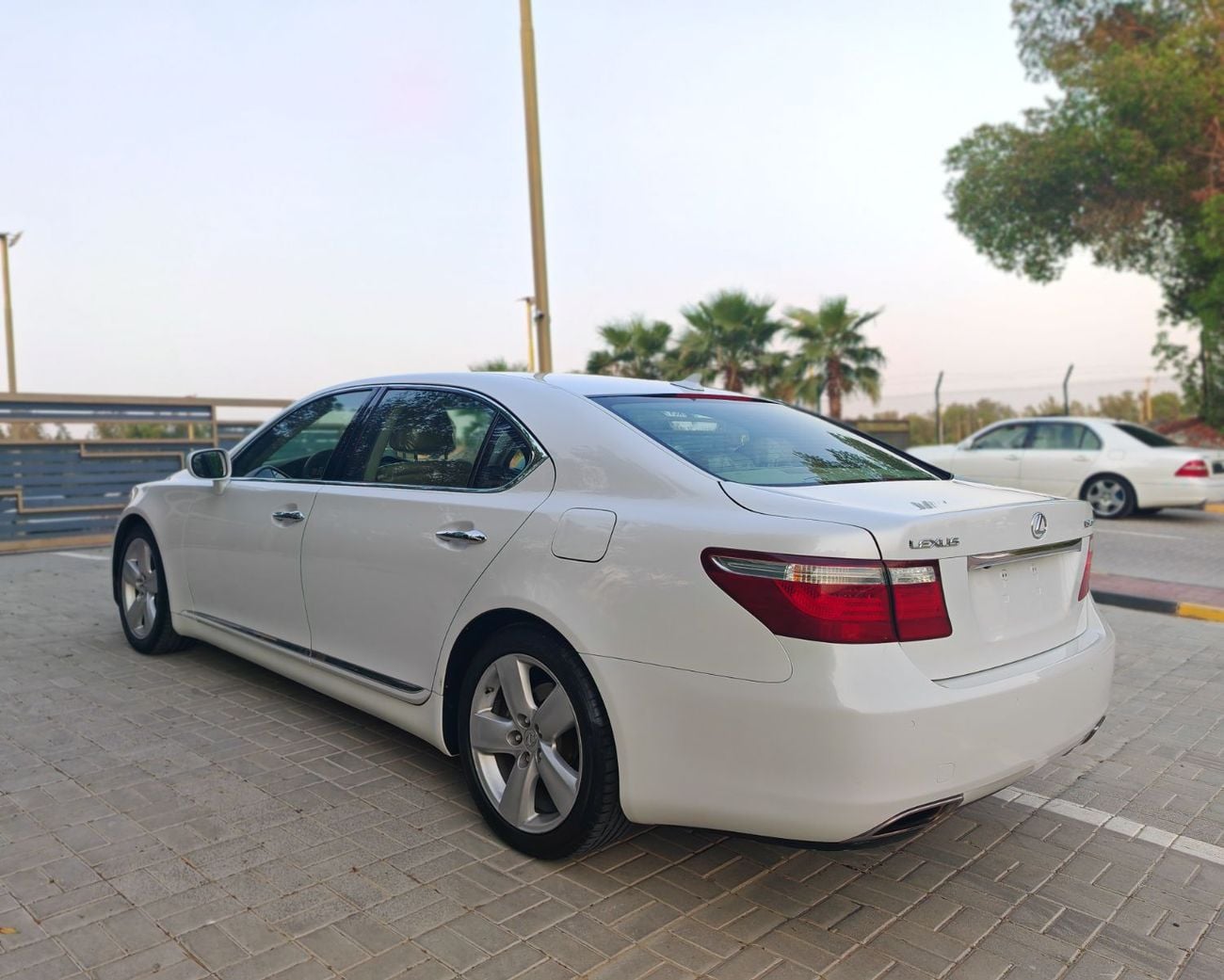 Lexus LS460 LWB 4ST