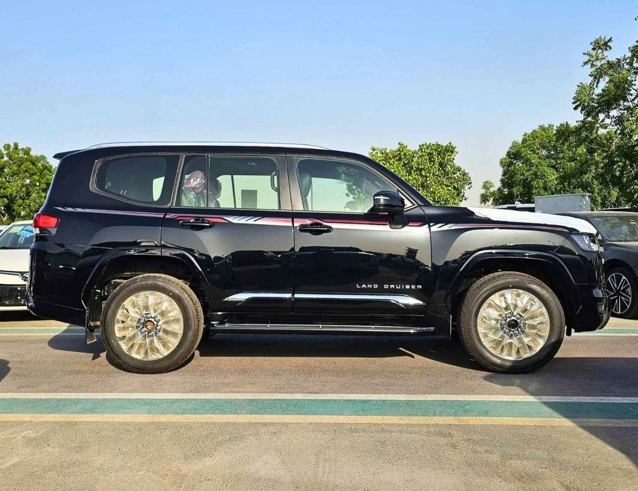 تويوتا لاند كروزر GXR || 3.5L PETROL V6 / SMALL DVD / BIG BUMPER / 2 PWR SEAT + LEATHER / SUNROOF / CHROME CLADDING /