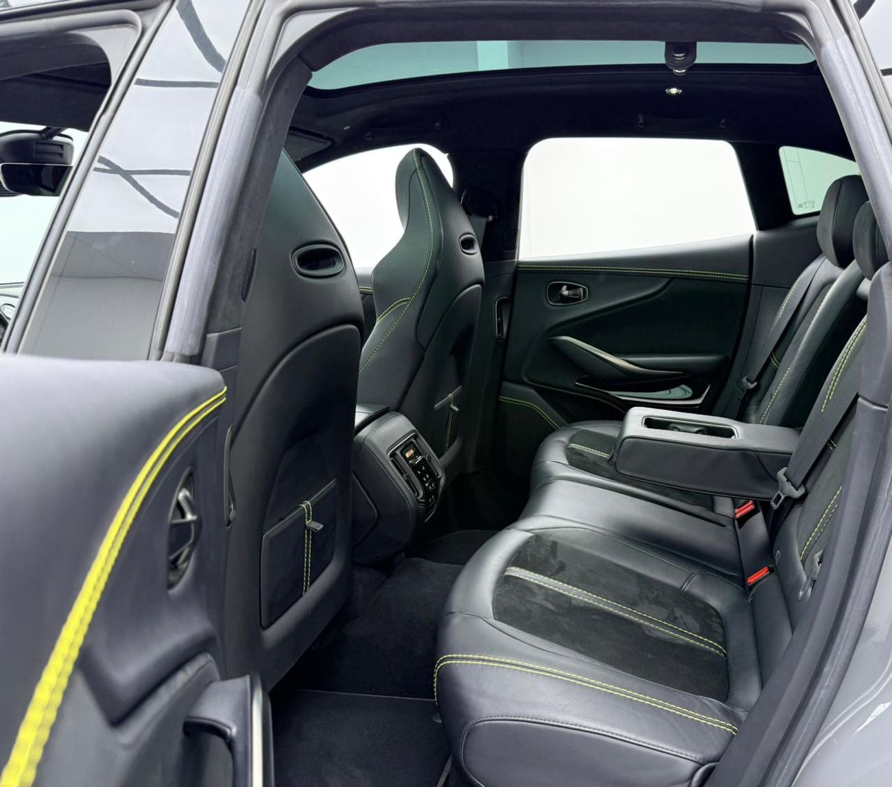 Aston Martin DBX 2022 Aston Martin DBX 550, Warranty, Service History, European Spec.