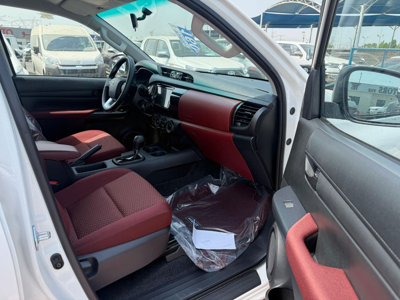 Toyota Hilux TOYOTA HILUX 2.4 L AT BASIC WHITE 2025- OMAN SPEC