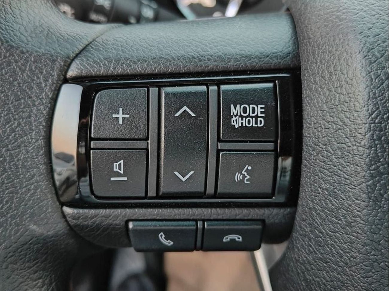 تويوتا هيلوكس TOYOTA HILUX 2.7 SR5 4x4 DOUBLE CABIN PETROL AUTOMATIC FULL OPTION 2025 MODEL