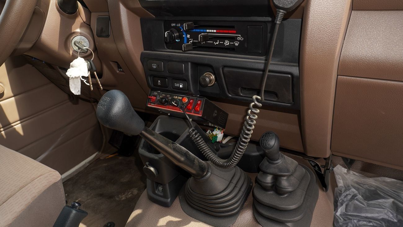 Toyota Land Cruiser 70 4.0L M/T