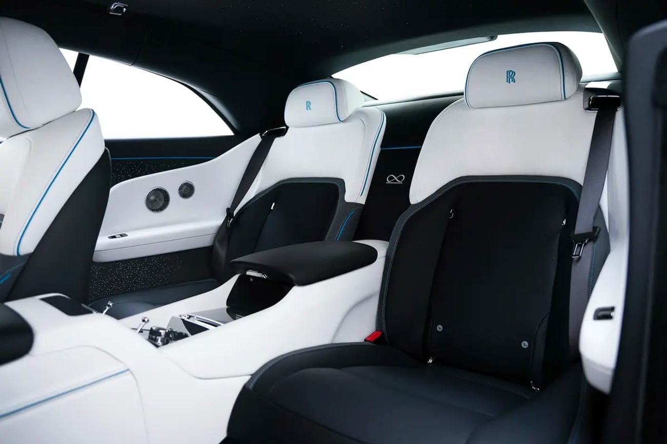 رولز رويس سبيكتر Black Badge | European Specs