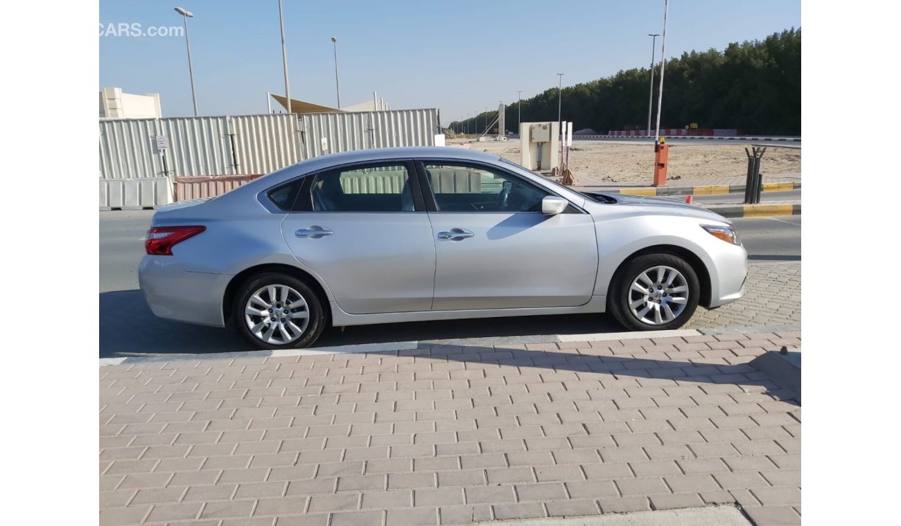 Nissan Altima Very Clean car