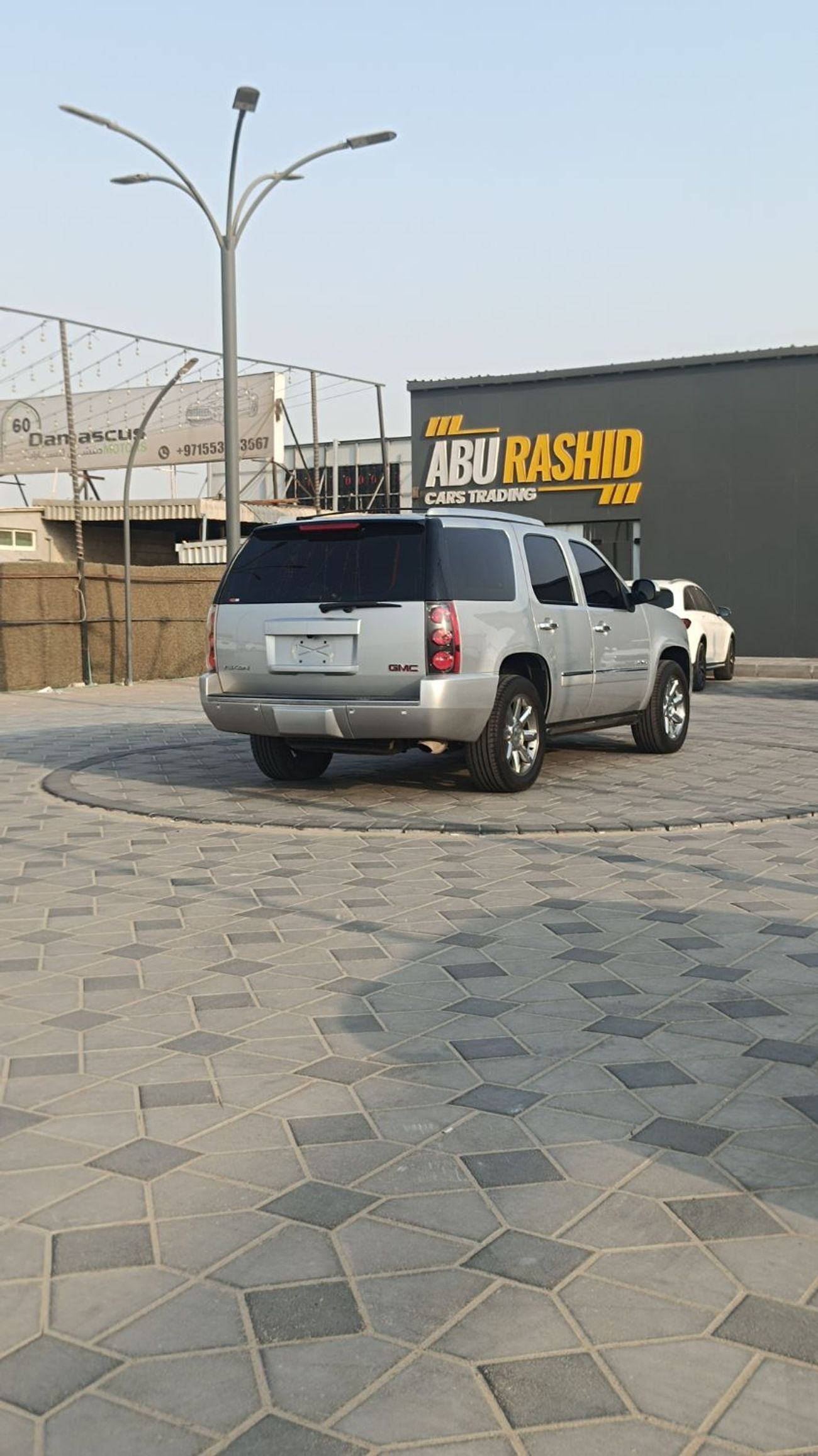 GMC Yukon SLE 5.3L 4WD (8 Seater)