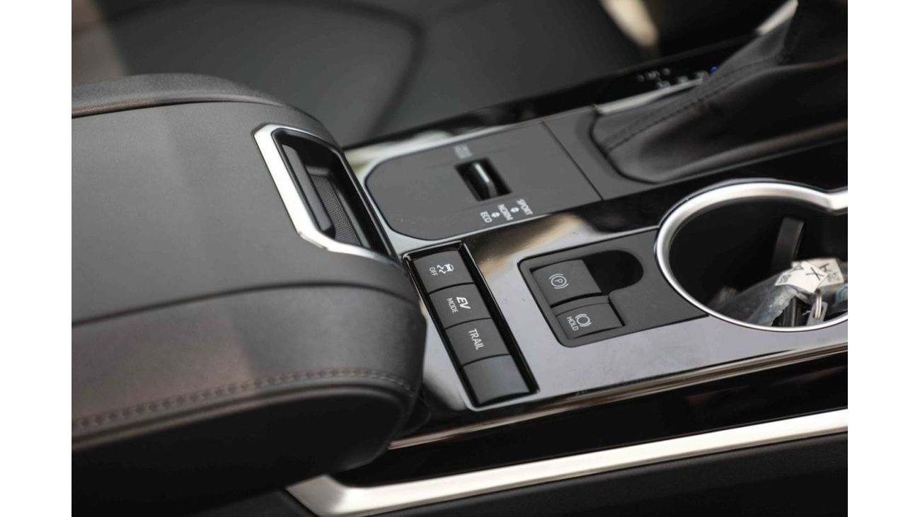 Toyota Highlander 2024 Toyota Highlander 2.5 Deluxe 4WD Hybrid - Black inside Black | Export Only