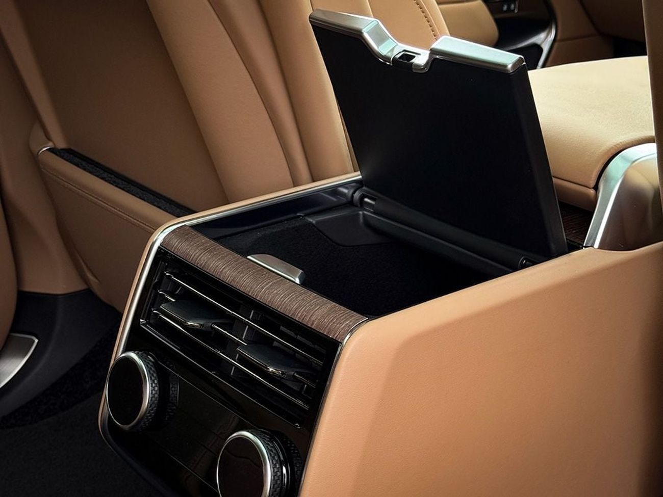 لاند روفر رينج روفر P460e LWB Autobiography Right Hand Drive