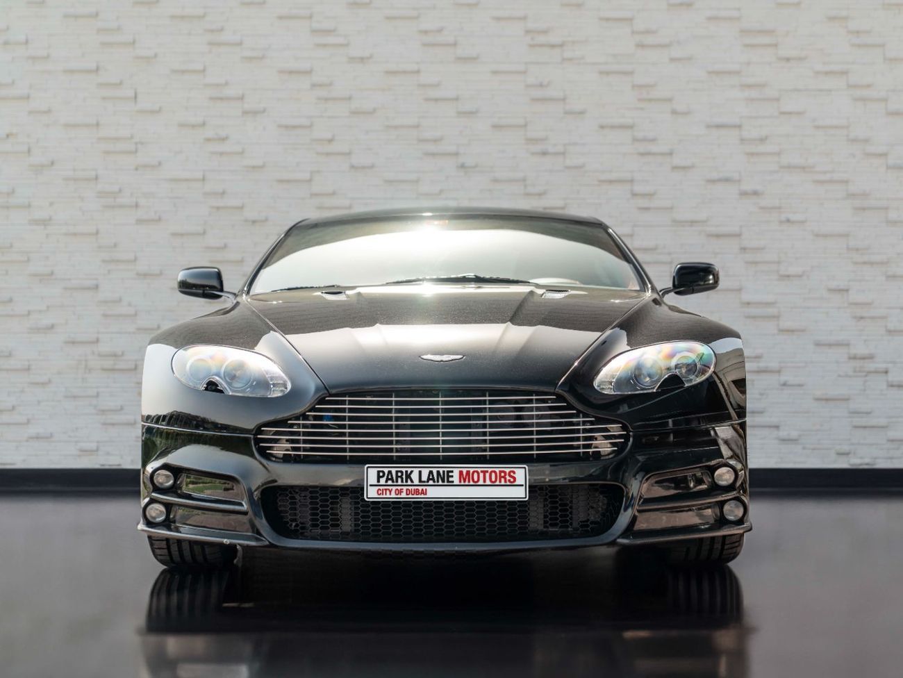 أستون مارتن فانتيج V8 Standard