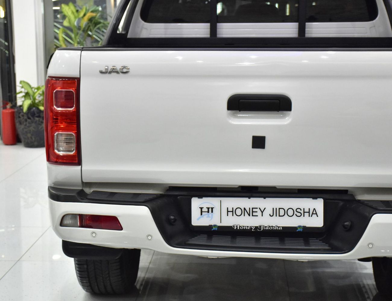 جاك T8 EXCELLENT DEAL for our JAC T8 2.0T ( 2024 Model ) in White Color GCC Specs