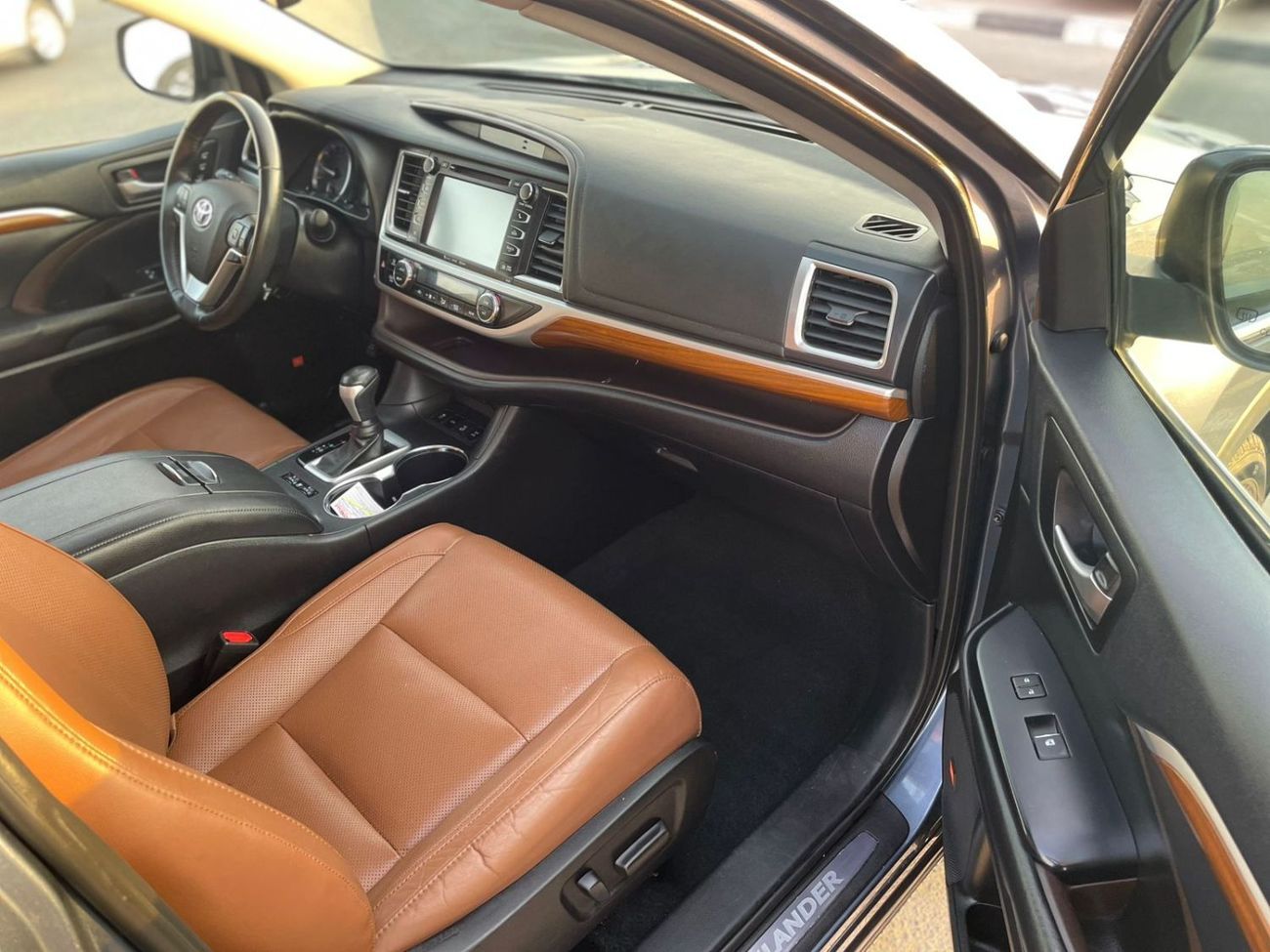 Toyota Highlander 2019 Toyota Highlander 3.5L V6 - Limited Edition Full Option 4x4 AWD - Inside Brown - Special Specs