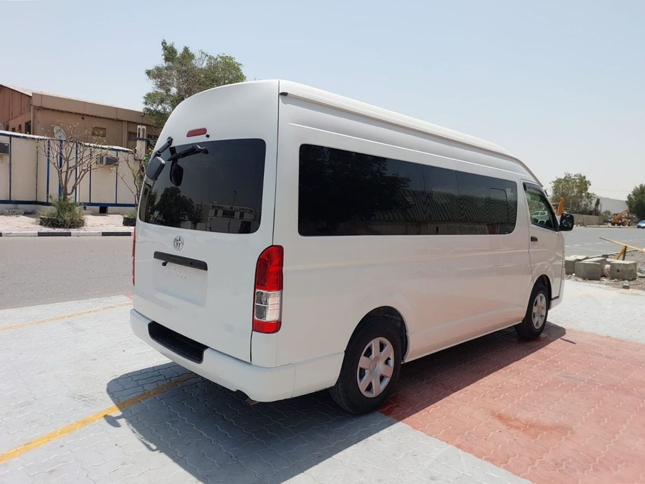 Toyota Hiace TOYOTA HIACE COMMUTER VAN RHD 2016 MODEL 3.0 L DIESEL AUTOMATIC(PM17014)