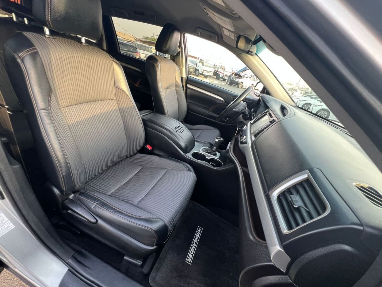 Toyota Highlander LE (NON GCC) 2017 Toyota Highlander - MidOption - 3.5L V6 - Full 7 Seater - Trunk Auto