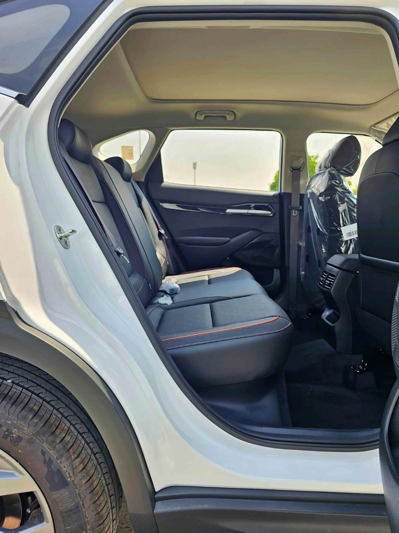 Kia Seltos CVT LUXURY/ DUAL TONE WITH BLACK ROOF / PANORAMIC ROOF/ 1.5L V4 PETROL CHINES SPECS (CODE#KSLL)