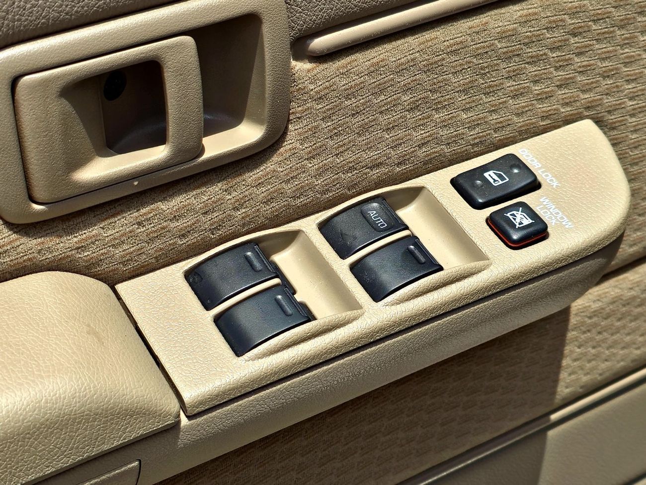 تويوتا لاند كروزر LC76 PETROL 4.0L - STD - E - DIFF LOCK - A/T - WHITE INSIDE BEIGE - 2025 - OMANI