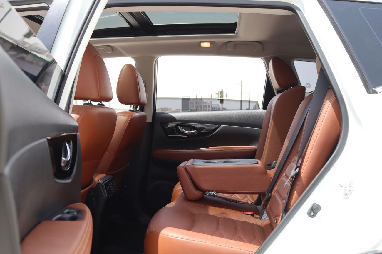 Nissan XTrail SL 2.5L (169 HP) Nissan X-Trail, a GCC car in excellent condition, accident-free, model 2021 with a