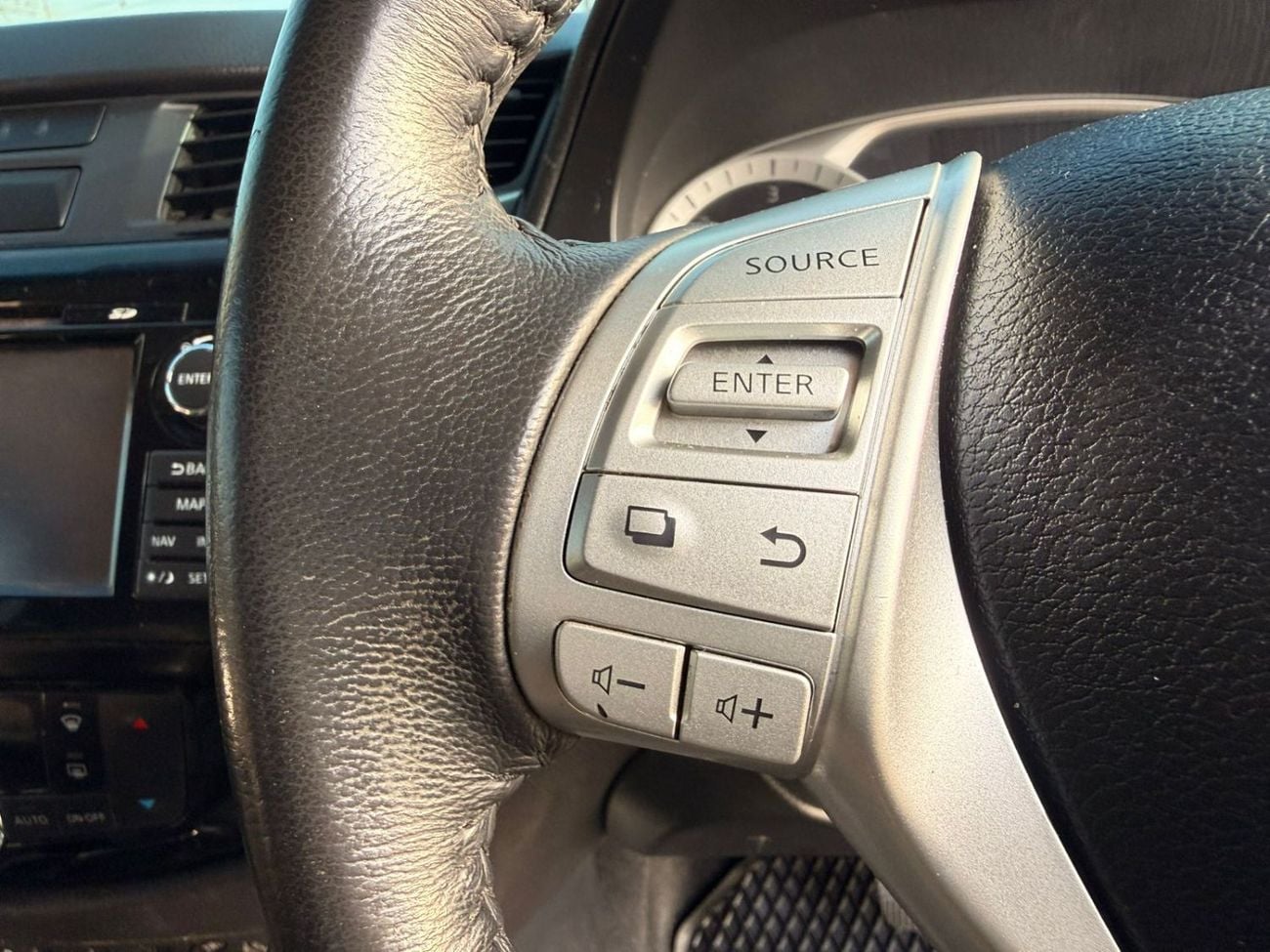 نيسان نافارا -