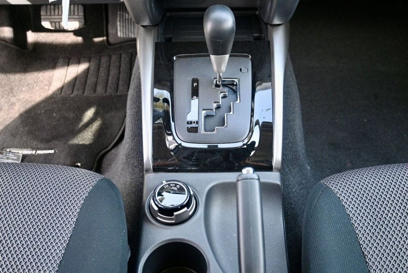 ميتسوبيشي L200 ميتسوبيشي L200 موديل 2023 ديزل 2.4 لتر ناقل حركة أوتوماتيكي أبيض من الخارج رمادي من الداخل