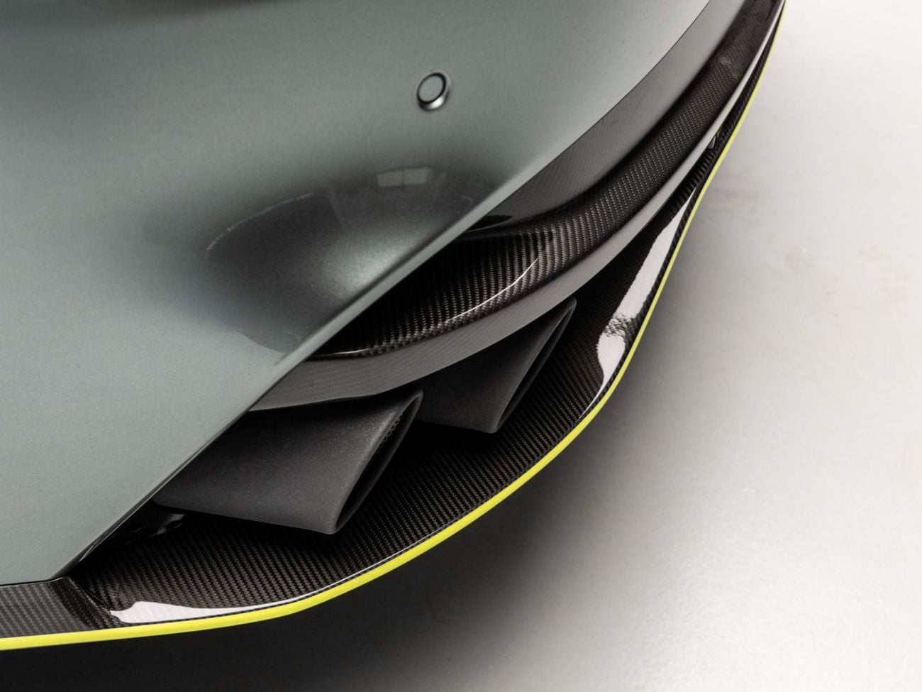 أستون مارتن رابيد AMR