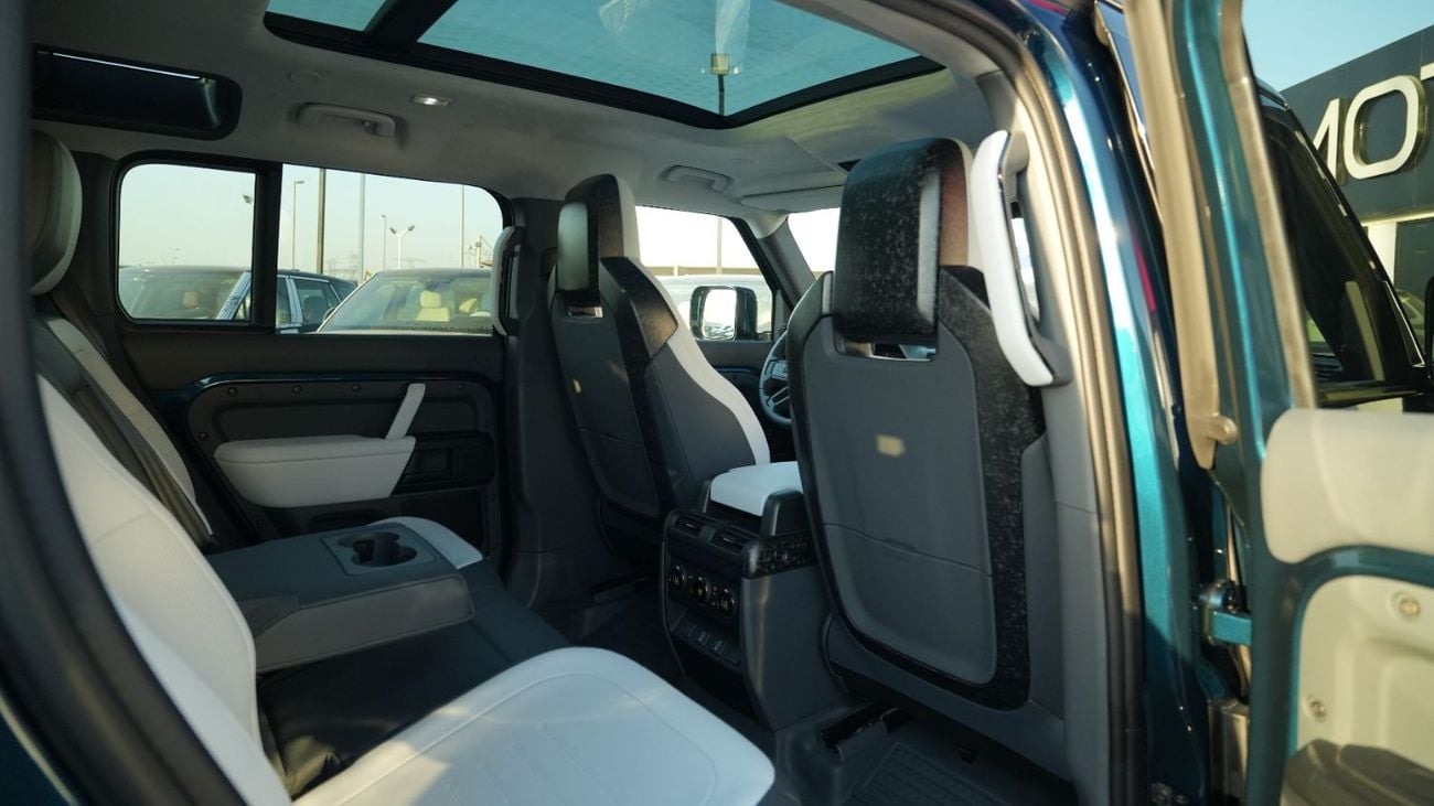 لاند روفر ديفندر OCTA V8 Sargasso Blue 2026MY Export Only