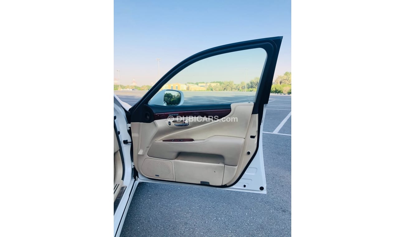 لكزس LS 460 لكزس Ls460 موديل 2012 خليجي حاله ممتازه من الداخل والخارج كراسي جلد ومثبت سرعه وتحكم كهربي كامل ونظا