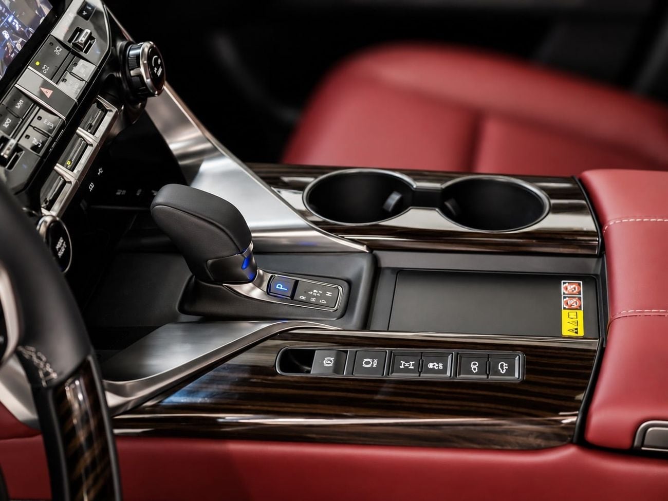 لكزس LX 700h SIGNATURE لكزس LX700H بدون (نظام ركن السيارة التلقائي) موديل 2026