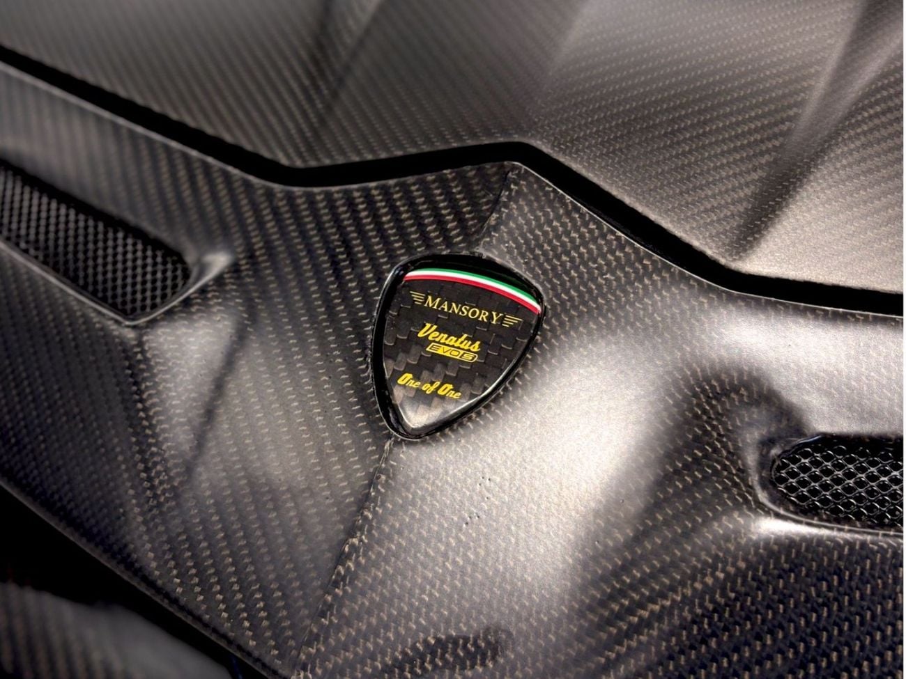 لامبورغيني اوروس STD AED 13,330 P.M | 0% DOWN PAYMENT | LAMBORGHINI URUS (VENATUS EVO S P900 KIT) | 4.0L TWIN-TURBO V