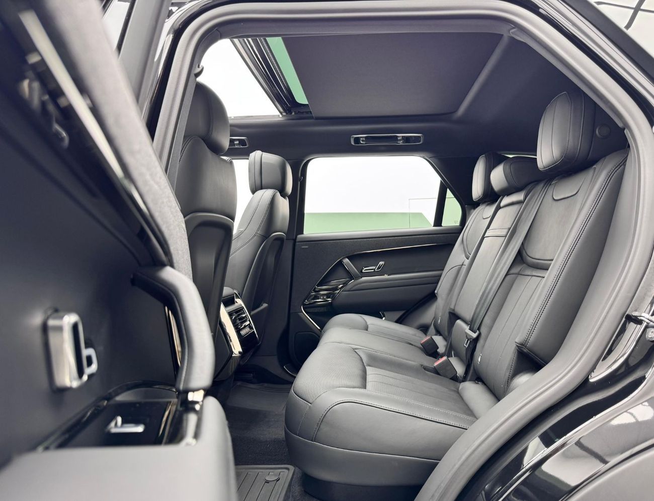 لاند روفر رينج روفر سبورت SE P400 3.0L 2024 Range Rover Sport Dynamic SE P400, Warranty, Full Service History, Excellent Condi