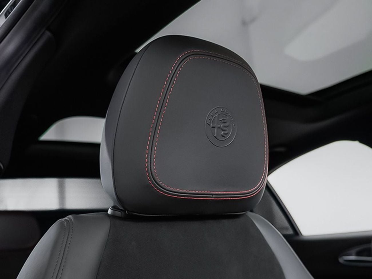 ألفا روميو جوليا 2023 Alfa Romeo Giulia Estrema / Alfa Romeo Warranty