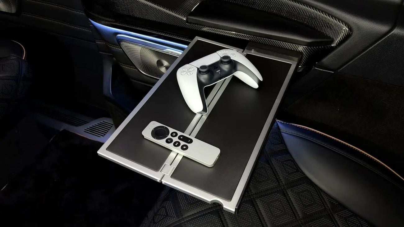 مرسيدس بنز V 300 ARRIVAL MODEL VIP MERCEDES GCC V300 with ADDITIONAL REAR AC - 2 Years Warranty by VLINE