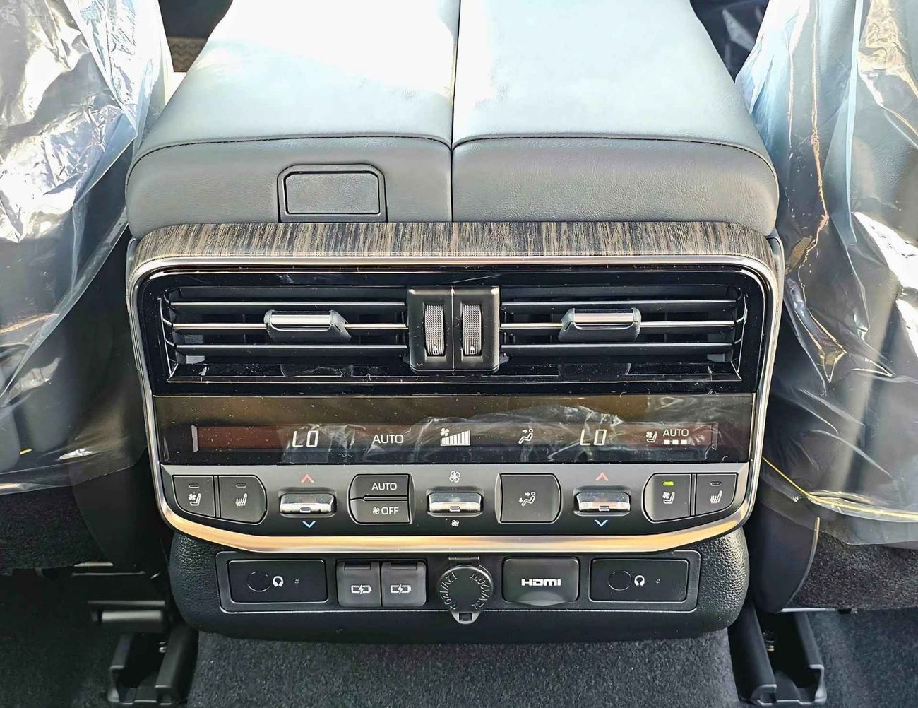 تويوتا لاند كروزر VXR / TWIN TURBO / FULL OPTION / 3.3L V6 DIESEL / HEADUP DISPLAY / JBL SPKRS / SUNROOF (CODE#70000)