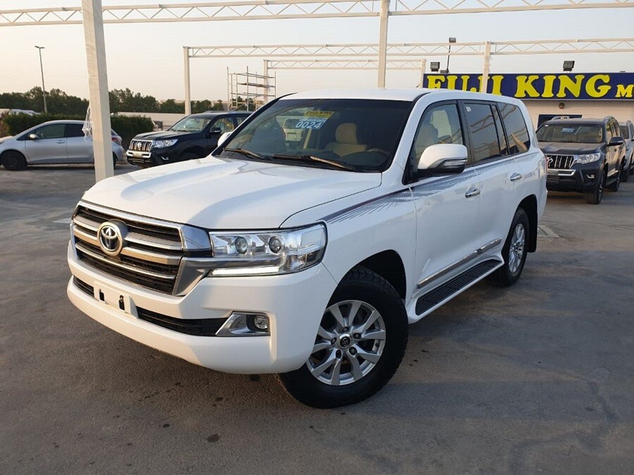 Toyota Land Cruiser GXR - V8 (PETROL)