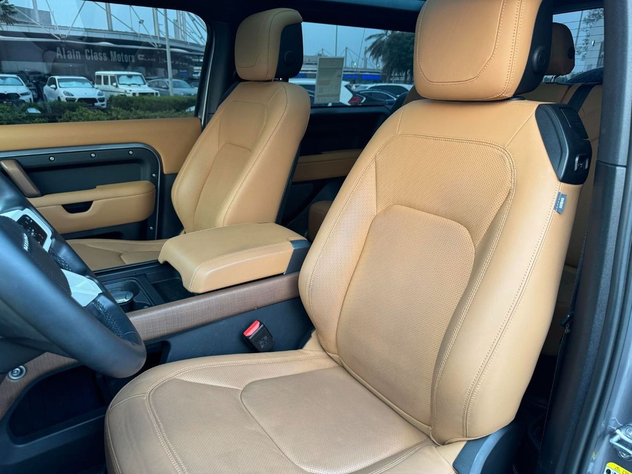 Land Rover Defender GCC SPEC UNDER WARRANTY AND SERVICE CONTRACT