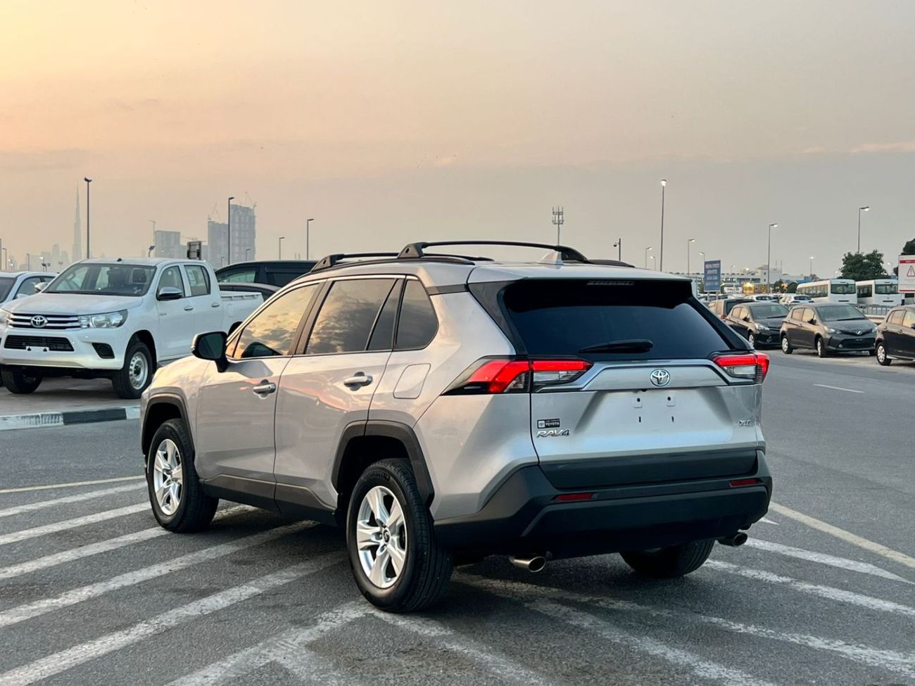 Toyota RAV4 2021 Toyota Rav4 XLE  - 2.5L V4 With Radar - Rear Camera - Leather Seats -