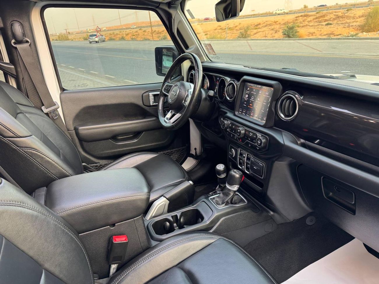 Jeep Wrangler Unlimited Sahara 3.6L 3.6L V6 / SAHARA / PANORAMIC ONE TOUCH ROOF / LEATHER / BIG SCREEN / LOW MILEA