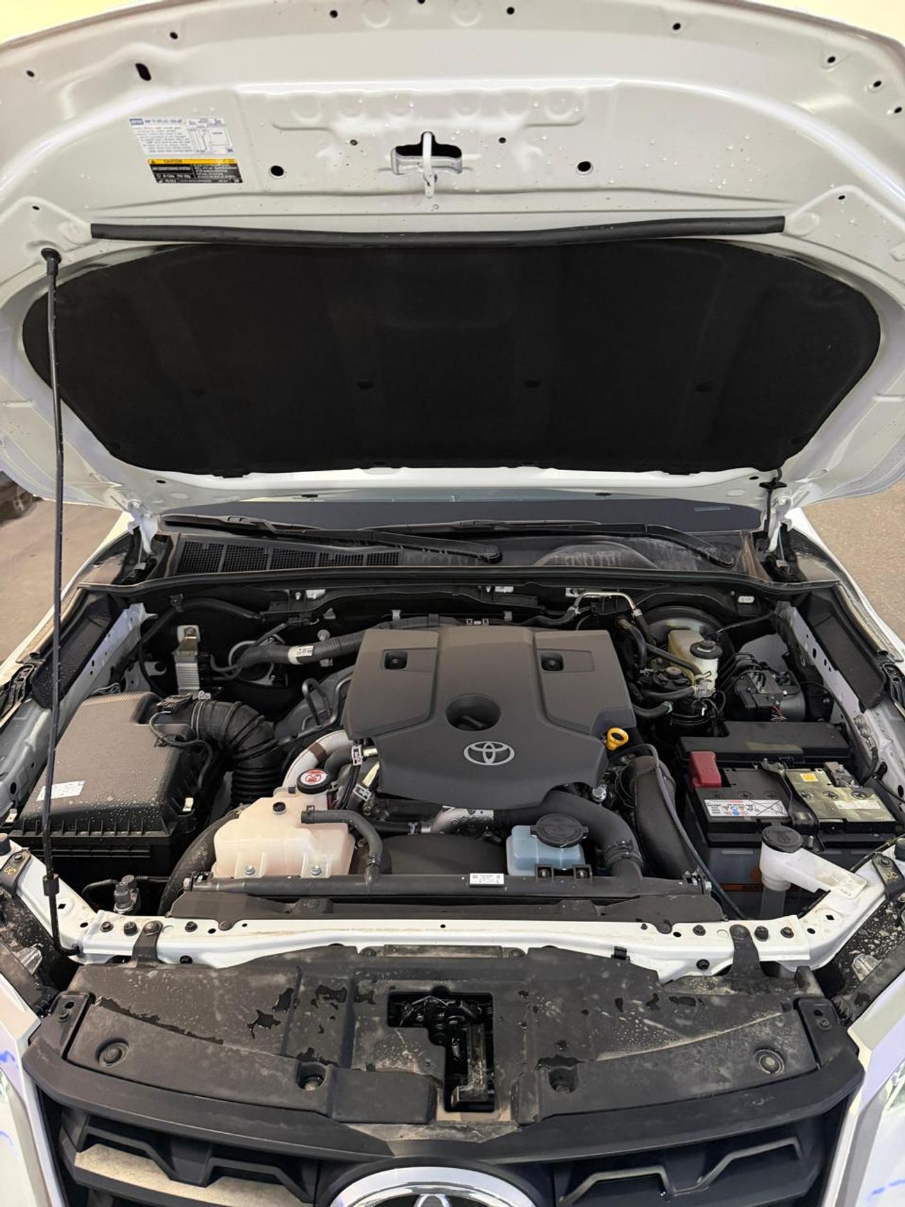 تويوتا فورتونر 2.4L DIESEL AUTOMATIC TRANSMISSION ( FOR RE-EXPORT ONLY )