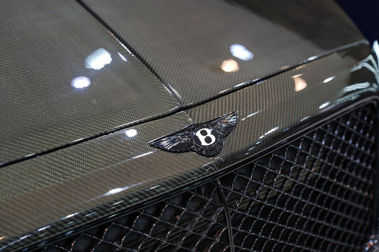 Bentley Bentayga W12, Carbon Fiber Body Kit, Panoramic Roof, Starlight Headliner, GCC Specs!!