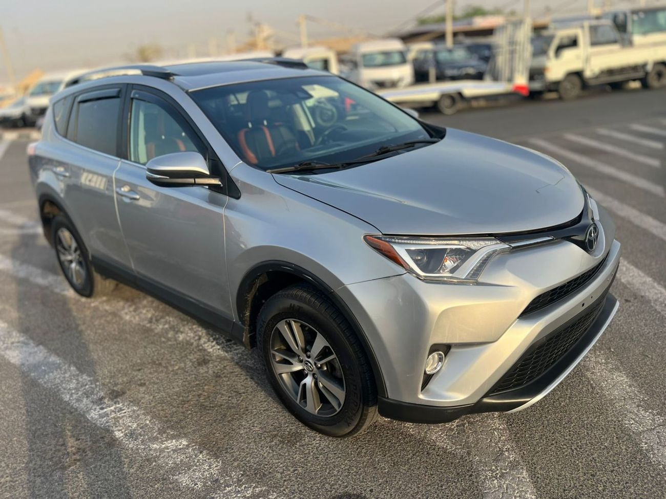 Toyota RAV4 2017 Toyota Rav4 XLE 2.5L V4 Mid Option - 4x4 AWD - Sunroof - Leather Seats -
