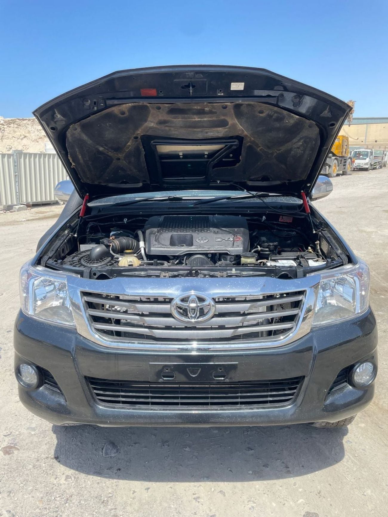 تويوتا هيلوكس DLX DIESEL 3.0 LITER ,AUTO TRANSMISSION ,RIGHT HAND DRIVE ,2013 MODEL