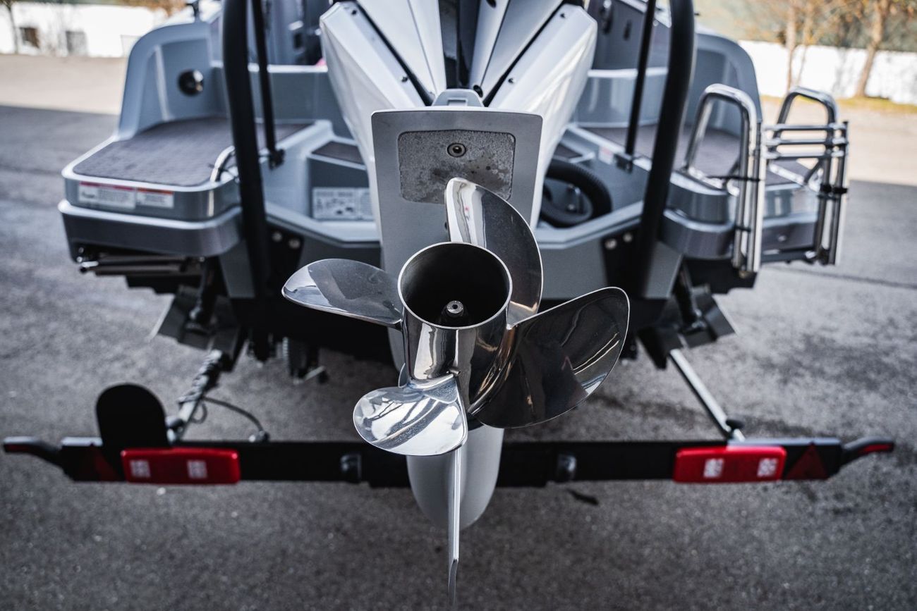 برابوس جي 800 ويدستار - مرسيدس-إيه إم جي جي 63 Boat BRABUS SHADOW 300 CROSS TOP INCL. TRAILER