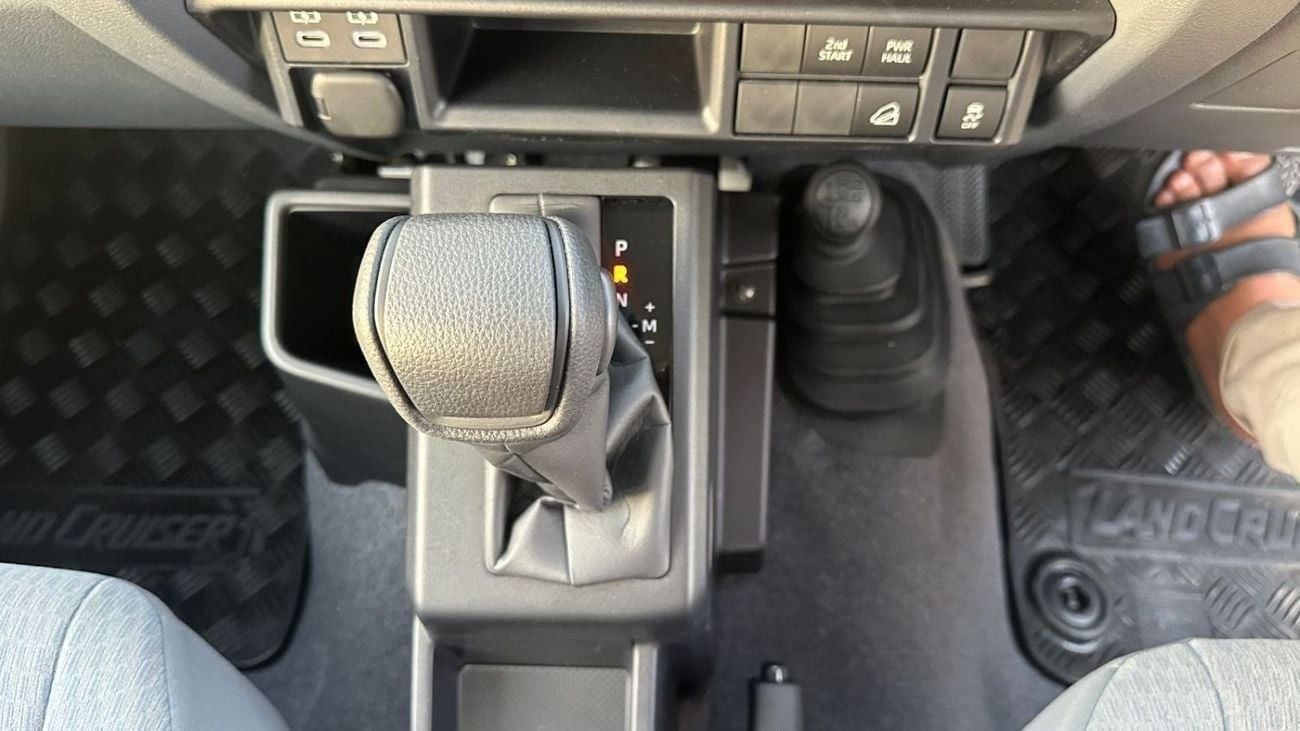 تويوتا لاند كروزر بيك آب AUTO 2.8 DIESEL